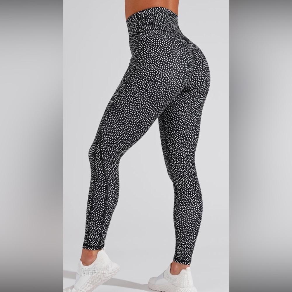 Buff Bunny- legacy legging black bossy print